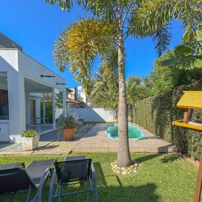 Casa Residencial com 242m², 4 quartos, 3 suítes, 4 garagens, no bairro Jurerê Internacional em Florianópolis