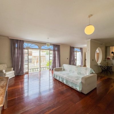 Casa Residencial com 340m², 4 quartos, 4 suítes, 4 garagens, no bairro Trindade em Florianópolis