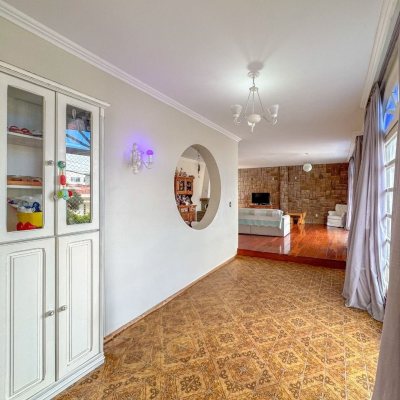 Casa Residencial com 340m², 4 quartos, 4 suítes, 4 garagens, no bairro Trindade em Florianópolis