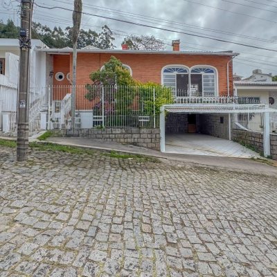 Casa Residencial com 340m², 4 quartos, 4 suítes, 4 garagens, no bairro Trindade em Florianópolis