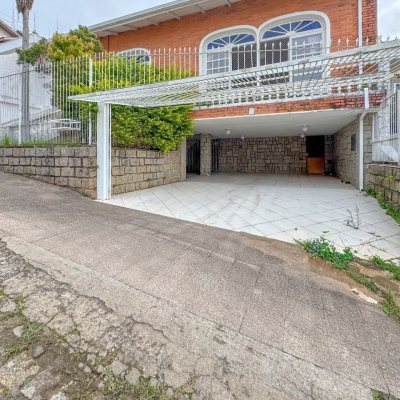 Casa Residencial com 340m², 4 quartos, 4 suítes, 4 garagens, no bairro Trindade em Florianópolis