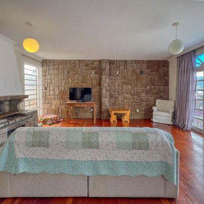 Casa Residencial com 340m², 4 quartos, 4 suítes, 4 garagens, no bairro Trindade em Florianópolis