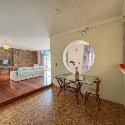 Casa Residencial com 340m², 4 quartos, 4 suítes, 4 garagens, no bairro Trindade em Florianópolis