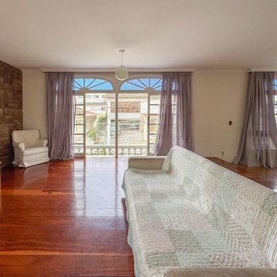 Casa Residencial com 340m², 4 quartos, 4 suítes, 4 garagens, no bairro Trindade em Florianópolis