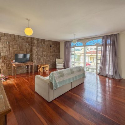 Casa Residencial com 340m², 4 quartos, 4 suítes, 4 garagens, no bairro Trindade em Florianópolis