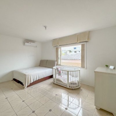 Casa Residencial com 340m², 4 quartos, 4 suítes, 4 garagens, no bairro Trindade em Florianópolis