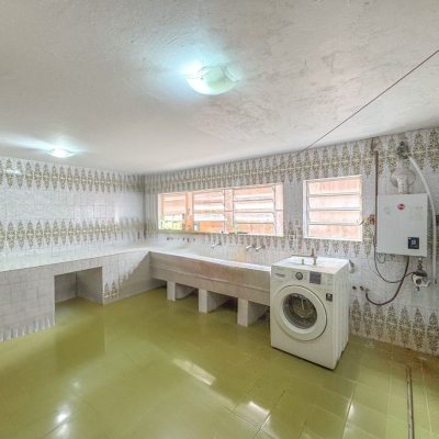 Casa Residencial com 340m², 4 quartos, 4 suítes, 4 garagens, no bairro Trindade em Florianópolis
