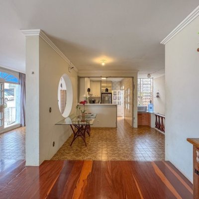 Casa Residencial com 340m², 4 quartos, 4 suítes, 4 garagens, no bairro Trindade em Florianópolis