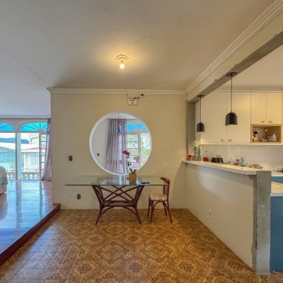 Casa Residencial com 340m², 4 quartos, 4 suítes, 4 garagens, no bairro Trindade em Florianópolis