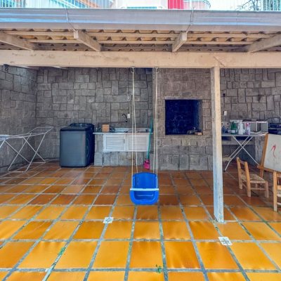 Casa Residencial com 340m², 4 quartos, 4 suítes, 4 garagens, no bairro Trindade em Florianópolis