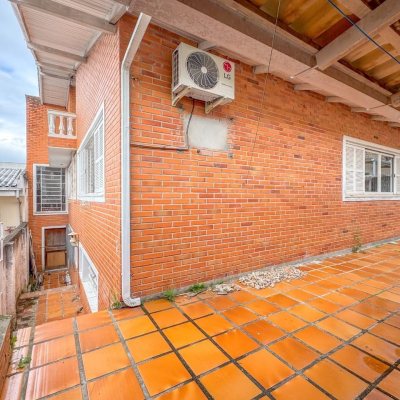 Casa Residencial com 340m², 4 quartos, 4 suítes, 4 garagens, no bairro Trindade em Florianópolis