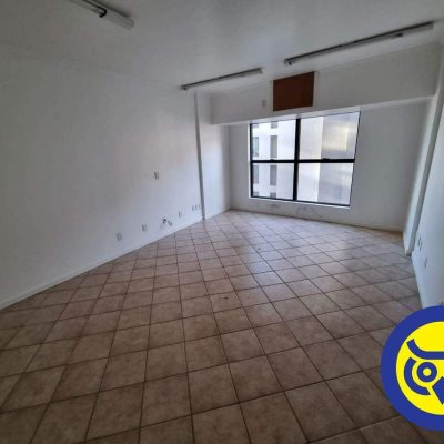 Sala com 30m², 2 garagens, no bairro Centro em Florianópolis
