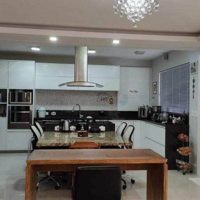 Casa em Condomínio com 349m², 6 quartos, 3 suítes, 3 garagens, no bairro Cacupé em Florianópolis