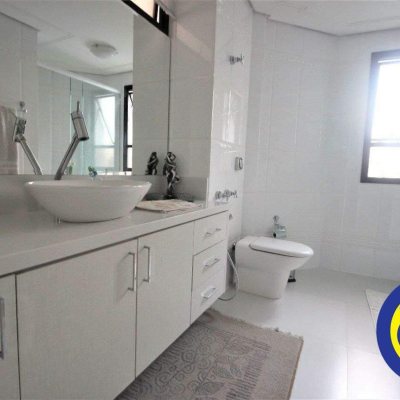 Apartamentos com 236m², 3 quartos, 2 suítes, 2 garagens, no bairro Agronômica em Florianópolis