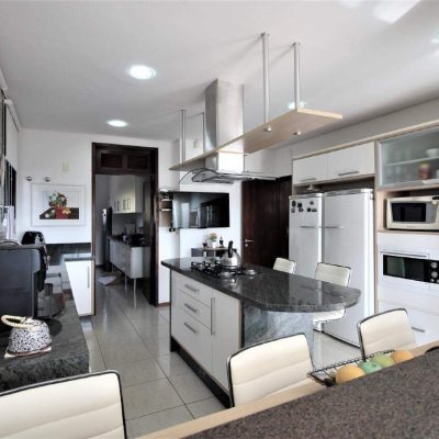 Casa Residencial com 370m², 4 quartos, 3 suítes, 2 garagens, no bairro Centro em Florianópolis