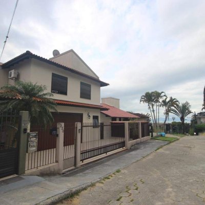 Casa Residencial com 370m², 4 quartos, 3 suítes, 2 garagens, no bairro Centro em Florianópolis
