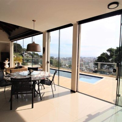 Casa Residencial com 370m², 4 quartos, 3 suítes, 2 garagens, no bairro Centro em Florianópolis