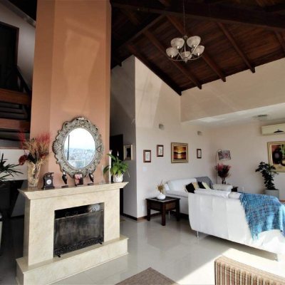 Casa Residencial com 370m², 4 quartos, 3 suítes, 2 garagens, no bairro Centro em Florianópolis