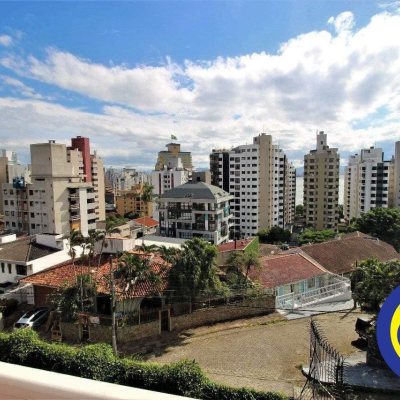 Casa Residencial com 536m², 4 quartos, 1 suíte, 4 garagens, no bairro Centro em Florianópolis