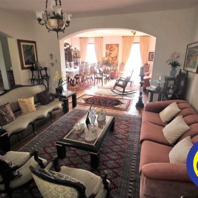 Casa Residencial com 536m², 4 quartos, 1 suíte, 4 garagens, no bairro Centro em Florianópolis