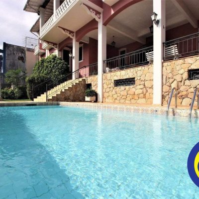 Casa Residencial com 536m², 4 quartos, 1 suíte, 4 garagens, no bairro Centro em Florianópolis