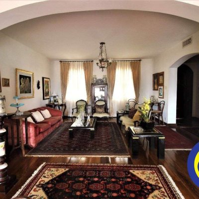 Casa Residencial com 536m², 4 quartos, 1 suíte, 4 garagens, no bairro Centro em Florianópolis