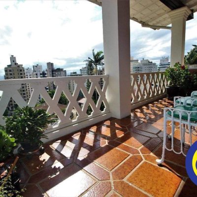 Casa Residencial com 536m², 4 quartos, 1 suíte, 4 garagens, no bairro Centro em Florianópolis