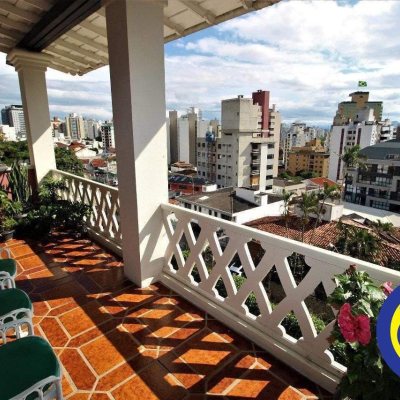 Casa Residencial com 536m², 4 quartos, 1 suíte, 4 garagens, no bairro Centro em Florianópolis