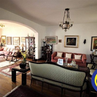 Casa Residencial com 536m², 4 quartos, 1 suíte, 4 garagens, no bairro Centro em Florianópolis