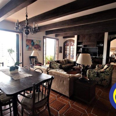 Casa Residencial com 536m², 4 quartos, 1 suíte, 4 garagens, no bairro Centro em Florianópolis