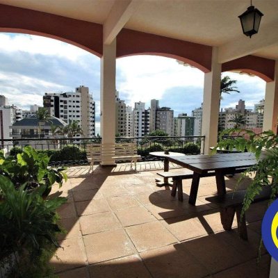 Casa Residencial com 536m², 4 quartos, 1 suíte, 4 garagens, no bairro Centro em Florianópolis
