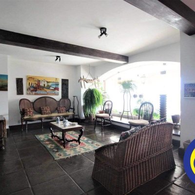 Casa Residencial com 536m², 4 quartos, 1 suíte, 4 garagens, no bairro Centro em Florianópolis