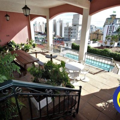 Casa Residencial com 536m², 4 quartos, 1 suíte, 4 garagens, no bairro Centro em Florianópolis