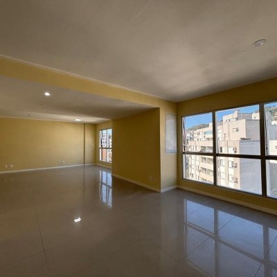 Sala com 67m², 178 garagens, no bairro Centro em Florianópolis