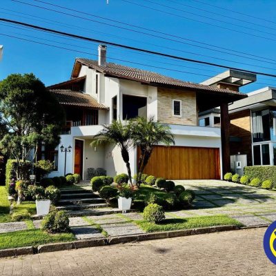 Casa Residencial com 600m², 5 quartos, 3 suítes, 3 garagens, no bairro Jurerê Internacional em Florianópolis