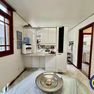 Casa Residencial com 600m², 5 quartos, 3 suítes, 3 garagens, no bairro Jurerê Internacional em Florianópolis