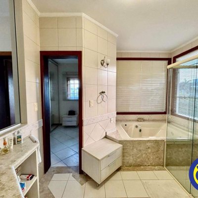 Casa Residencial com 600m², 5 quartos, 3 suítes, 3 garagens, no bairro Jurerê Internacional em Florianópolis