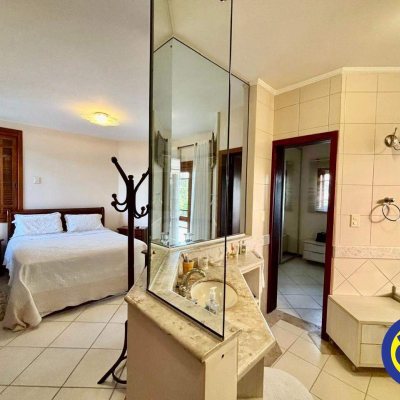 Casa Residencial com 600m², 5 quartos, 3 suítes, 3 garagens, no bairro Jurerê Internacional em Florianópolis