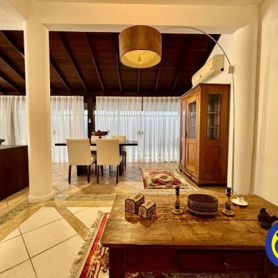Casa Residencial com 600m², 5 quartos, 3 suítes, 3 garagens, no bairro Jurerê Internacional em Florianópolis