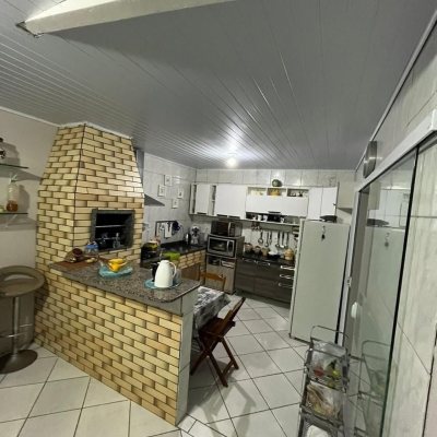 Casa Residencial com 120m², 3 quartos, 1 suíte, 2 garagens, no bairro São João Do Rio Vermelho em Florianópolis