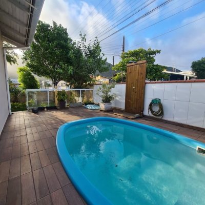 Casa Residencial com 120m², 3 quartos, 1 suíte, 2 garagens, no bairro São João Do Rio Vermelho em Florianópolis