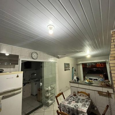 Casa Residencial com 120m², 3 quartos, 1 suíte, 2 garagens, no bairro São João Do Rio Vermelho em Florianópolis