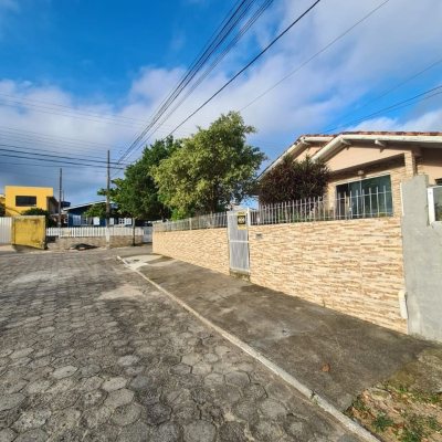Casa Residencial com 120m², 3 quartos, 1 suíte, 2 garagens, no bairro São João Do Rio Vermelho em Florianópolis
