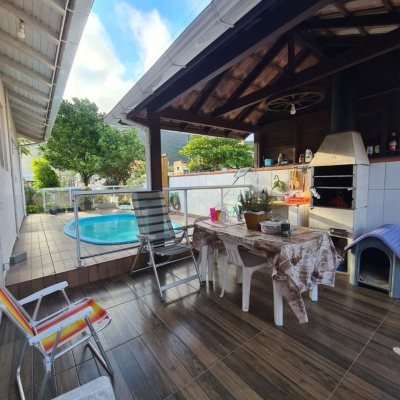 Casa Residencial com 120m², 3 quartos, 1 suíte, 2 garagens, no bairro São João Do Rio Vermelho em Florianópolis