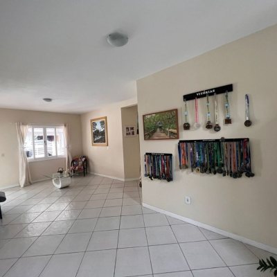 Casa Residencial com 150m², 3 quartos, 1 suíte, 2 garagens, no bairro São João Do Rio Vermelho em Florianópolis