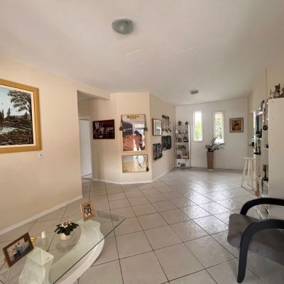 Casa Residencial com 150m², 3 quartos, 1 suíte, 2 garagens, no bairro São João Do Rio Vermelho em Florianópolis