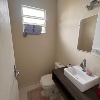 Casa Residencial com 150m², 3 quartos, 1 suíte, 2 garagens, no bairro São João Do Rio Vermelho em Florianópolis