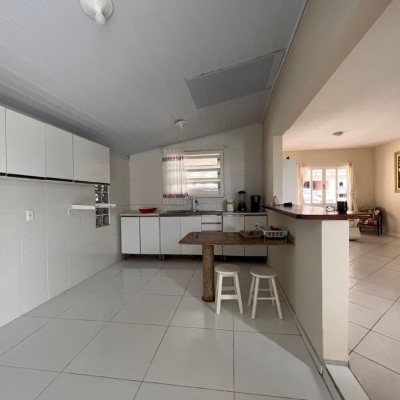 Casa Residencial com 150m², 3 quartos, 1 suíte, 2 garagens, no bairro São João Do Rio Vermelho em Florianópolis