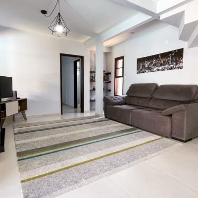 Casa Residencial com 340m², 3 quartos, 1 suíte, 2 garagens, no bairro Rio Tavares em Florianópolis