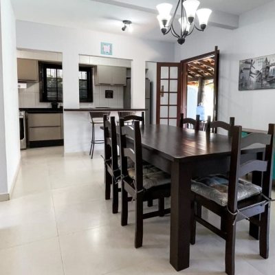 Casa Residencial com 340m², 3 quartos, 1 suíte, 2 garagens, no bairro Rio Tavares em Florianópolis